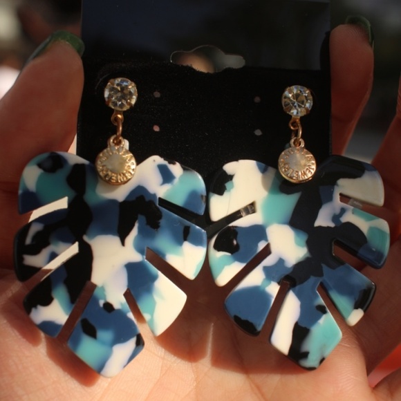 New leaf leaves gold dangle acrylic studs earrings - Picture 4 of 7